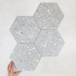 Les Carreaux De Jean  Carrelage Sol Effet Terrazzo|Carrelage Sol Pour Cuisine<Carrelage Effet Terrazzo Hexagonal AROUSA 25,8x29 Gris - Les Carreaux de Jean