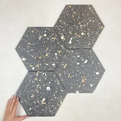 Les Carreaux De Jean  Carrelage Effet Terrazzo Hexagonal AROUSA 25,8x29 Noir - Les Carreaux de Jean- Carrelage Sol Pour Cuisine|Carrelage Sol Effet Terrazzo