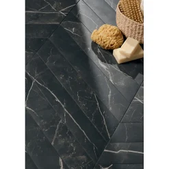 Aelle Carrelage Carrelage Sol Effet Marbre<Carrelage sol / mur chevron effet marbre noir 7,4X45 cmm - SCULTOREA Dark diamond chevron J475