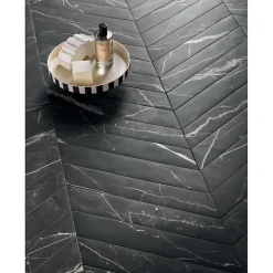 Aelle Carrelage Carrelage Sol Effet Marbre<Carrelage sol / mur chevron effet marbre noir 7,4X45 cmm - SCULTOREA Dark diamond chevron J475