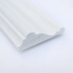 Woodbord Moulure<Cimaise Bois de Pin Merkusii - Enduite Gesso Blanc - 18x62x2200mm - Moulure - Lame de Soubassement