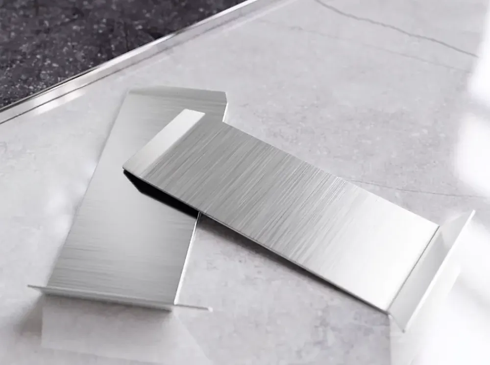 Ilcom Coin intérieur pour plinthe FLI Argent satiné - 30mm x 80 mm x 0,65 ep.- Moulure