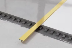 Ilcom Couvre-joint profilé décoratif Ts en inox rectifié Or satiné - 15mm x 2700mm x 0,65 ep.- Profilé Carrelage