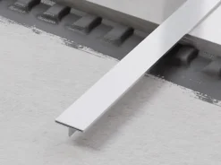 Ilcom Couvre-joint profilé décoratif Ts en inox rectifié Argent satiné - 15mm x 2440mm x 0,65 ep.- Profilé Carrelage