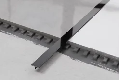 Ilcom Couvre-joint profilé décoratif Ts en inox rectifié Noir poli - 15mm x 2700mm x 0,65 ep.- Profilé Carrelage