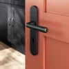 GoodHome Poignée De Porte<Ensemble poignée sur plaque rond serrure Dizel effet nickel mat noir L.121.5mm x l.42mm entraxe 165-195mm