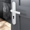 GoodHome Poignée De Porte<Ensemble poignée sur plaque Incurvé cylindre Primel mat blanc L.126mm x l.40mm entraxe 195mm