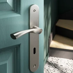 GoodHome Poignée De Porte<Ensemble poignée sur plaque rond serrure Breage effet nickel satin gris L.120.5mm x l.40mm entraxe 195mm