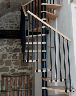 Matisere Escalier Colimaçon<Escalier colimaçon 15 marches - Haut. à franchir 3.08 à 3.60m - Diam. 140cm - Trémie carrée - structure grise / marches naturel -