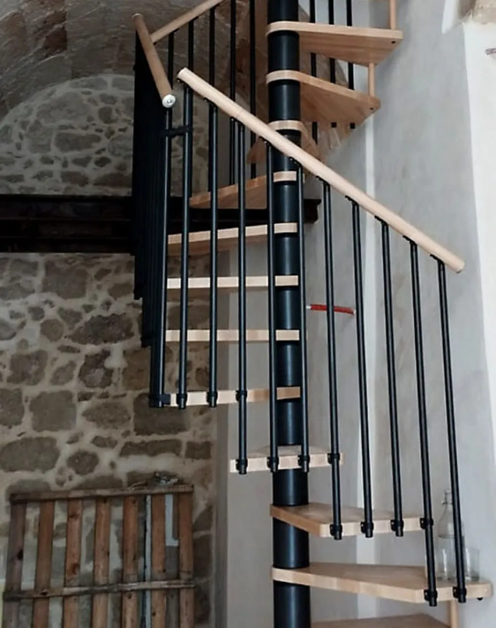 Matisere Escalier Colimaçon<Escalier colimaçon 15 marches - Haut. à franchir 3.08 à 3.60m - Diam. 140cm - Trémie carrée - structure grise / marches naturel -