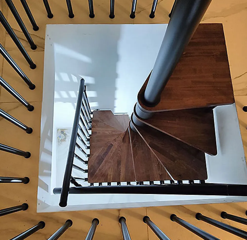Matisere Escalier Colimaçon<Escalier colimaçon 11 marches - Haut. à franchir 2.26 à 2.64m - Diam. 140cm - Trémie carrée - Struct. anthracite / marches noyer -