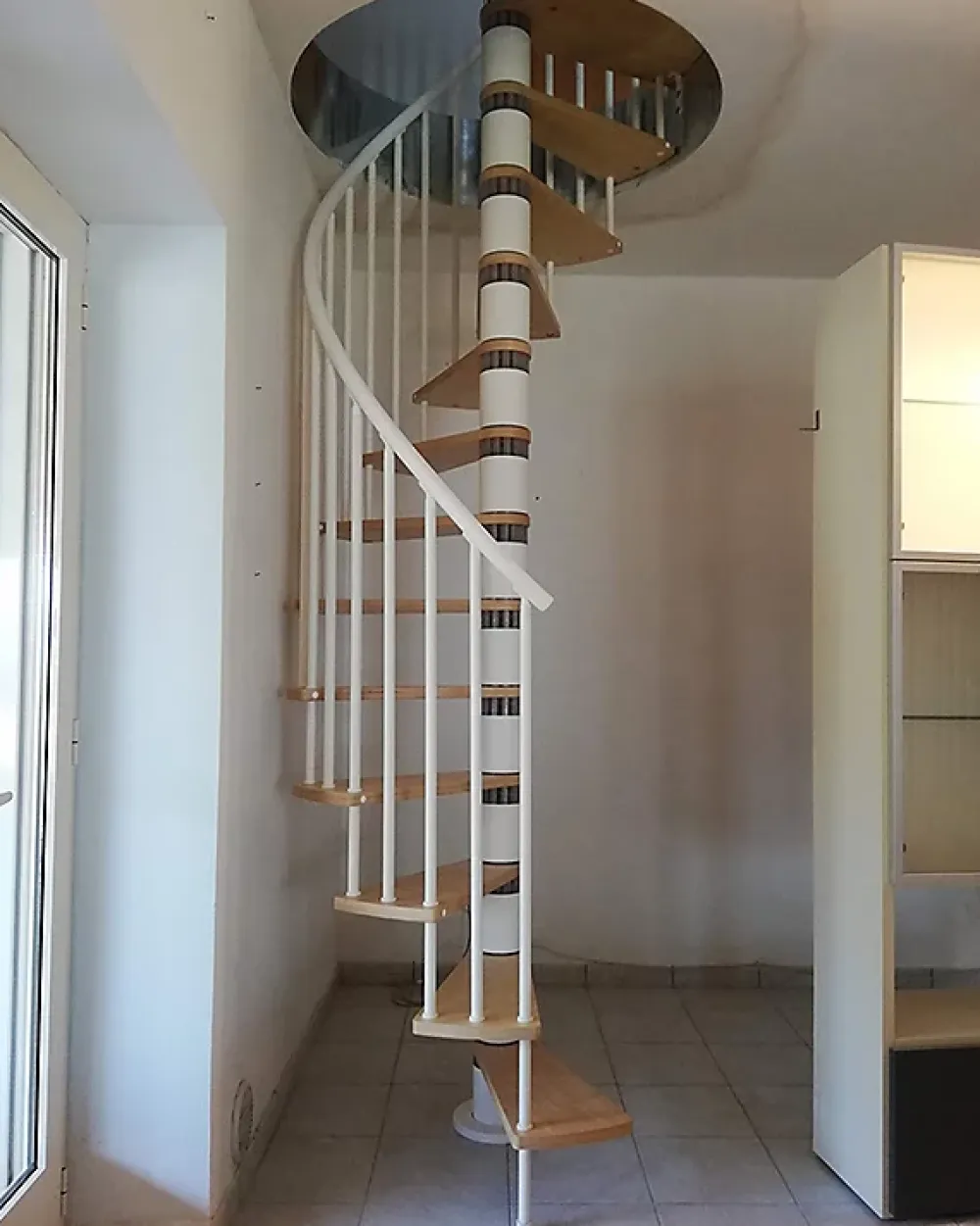 Matisere Escalier colimaçon 10 marches - Hauteur à franchir 2.05 à 2.40m - Diamètre 138cm - Bois et blanc - Sens anti-horaire -- Escalier Colimaçon