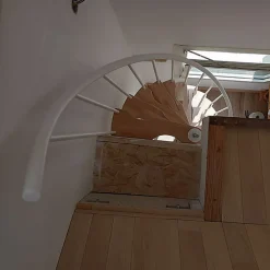 Matisere Escalier colimaçon 9 marches - Hauteur à franchir 1.90 à 2.35m - Structure blanche et marche hêtre - Diamètre 120cm - SUON120/BH-9- Escalier Quart Tournant