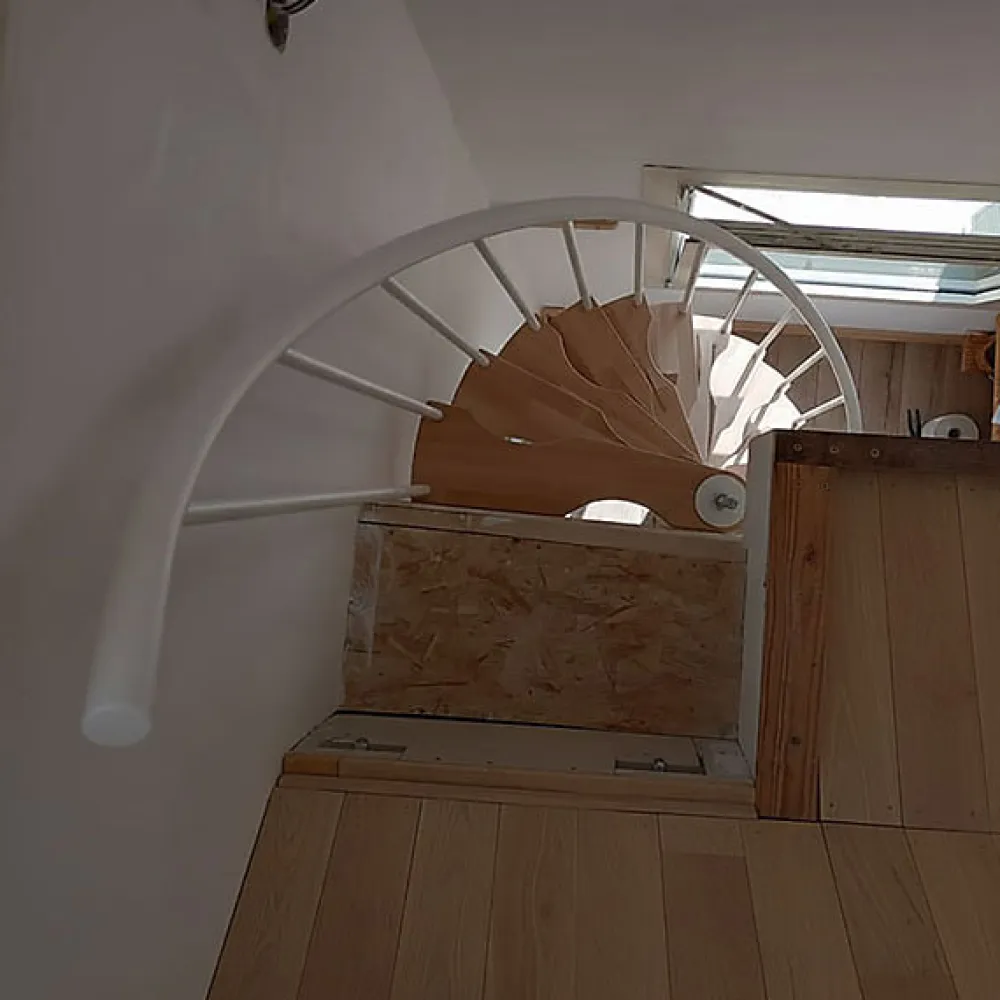 Matisere Escalier colimaçon 9 marches - Hauteur à franchir 1.90 à 2.35m - Structure blanche et marche hêtre - Diamètre 120cm - SUON120/BH-9- Escalier Quart Tournant