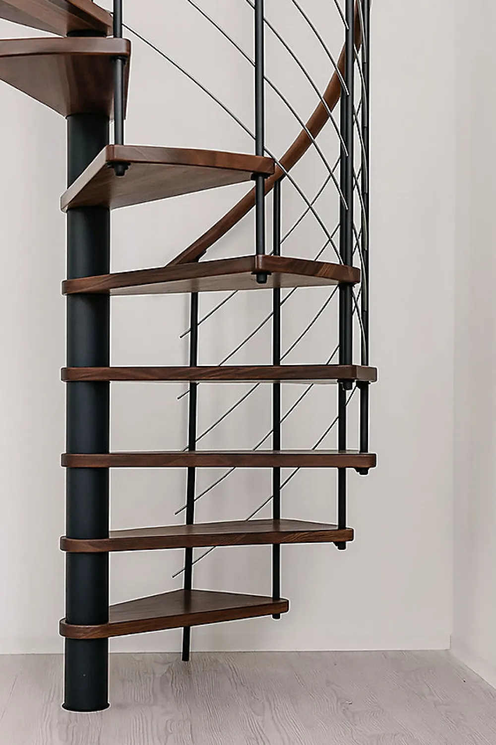 Matisere Escalier colimaçon 11 marches - Diamètre 140cm - Hauteur à franchir 2.15 à 2.59m - Noir et Noyer - VENE140-SNMNOY-11- Escalier Colimaçon