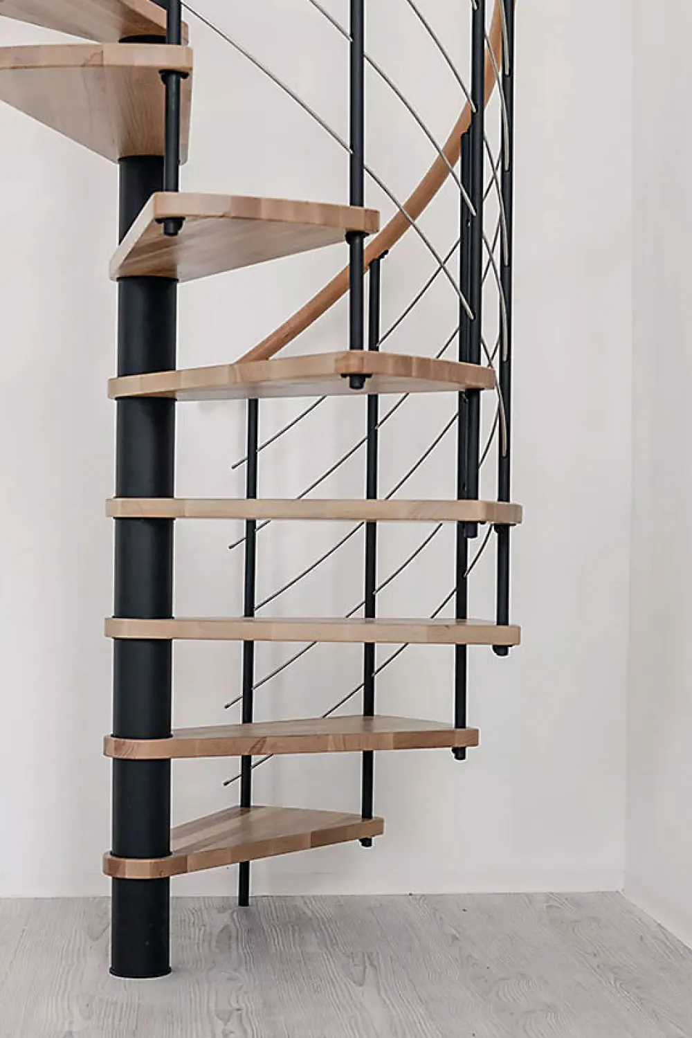 Matisere Escalier colimaçon 12 marches - Diamètre 120cm - Hauteur à franchir 2.34 à 2.82m - Noir et hêtre - VENE120-SNMNAT-12- Escalier Colimaçon