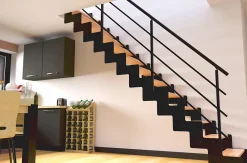 Alumin'home Escalier crémaillière droit Costa rampe acier marche hêtre l. 2.75 m- Escalier Droit