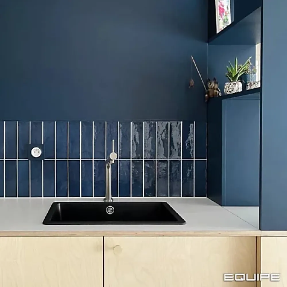 Gioia Materia Faïence Effet Zellige Bleu Nuit VILLAGE 6,5x20 Royal Blue - LES CARREAUX DE JEAN- Faïence Pour Douche|Faïence Pour Cuisine