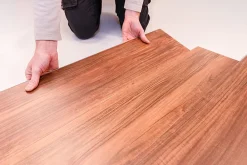 Samklic GAMME PRO - LAME CLIPSABLE TRÈS HAUTE RÉSISTANCE AVEC SOUS-COUCHE INTEGREE. IROKO GRIS FONCÉ - Pack T5 (79m²)- Dalle Et Lame Pvc