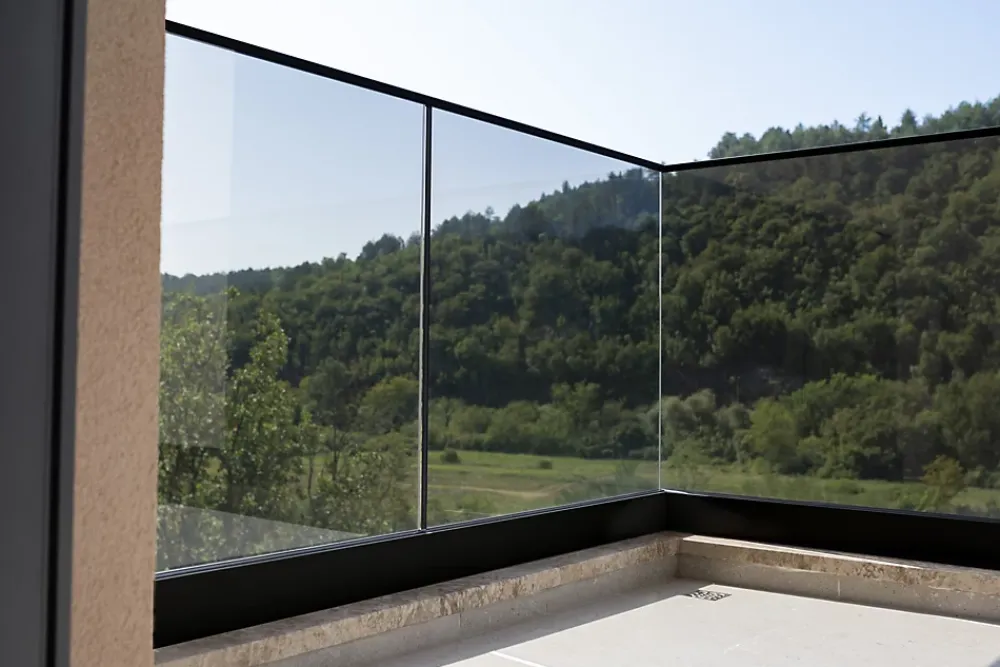 Verrea Garde-Corps, Balustrade<Garde-corps vitré en aluminium , Intérieur et Extérieur , Noir RAL 9005 FT , Vitrage feuilleté 88-2 , Fabrication française