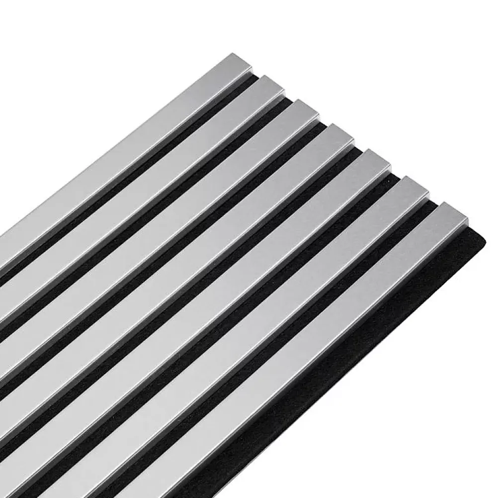 Decoon Lot de 7 Panneaux muraux tasseaux bois 120 x 30 x 1,9 cm - Pack tête de lit - Lamelles alu / feutrine noir - 2,52m²- Panneau Tasseau Bois