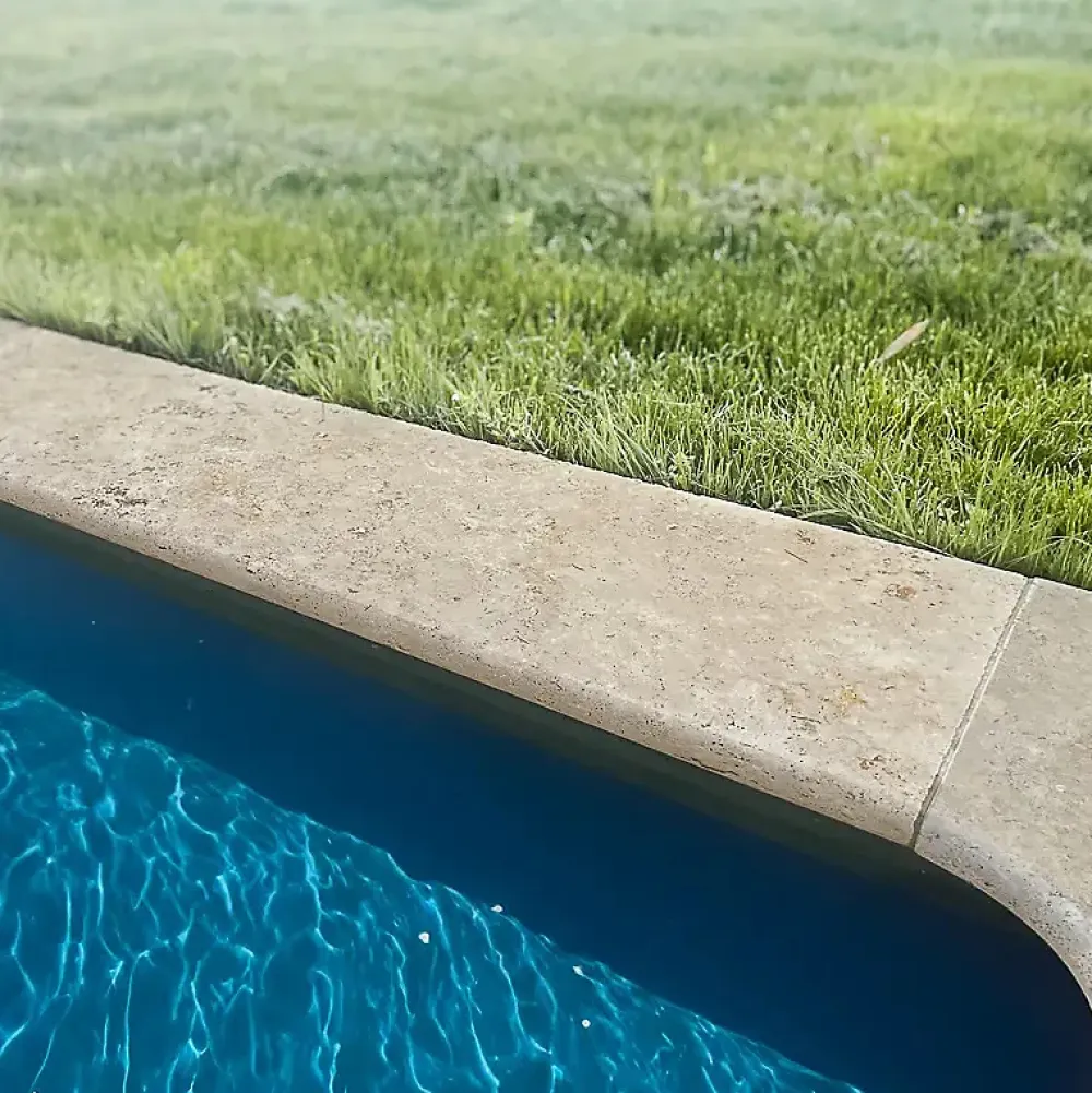 Ligerio Margelle en travertin mix - 120 x 33 x 3 cm - Bord arrondi- Travertin