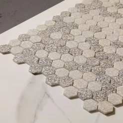 Ilcom Mosaïque de verre pressé antidérapant R11 sur maille pour salle de bain ou cuisine 52 cm x 34 cm - Hexa grey mat (0,166m²)- Mosaïque Pour Douche|Mosaïque Pour Salle De Bains