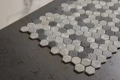 Ilcom Mosaïque|Mosaïque Pour Douche<Mosaïque de verre pressé antidérapant R11 sur maille pour salle de bain ou cuisine 52 cm x 34 cm - Hexa olden mat (0,166m²)
