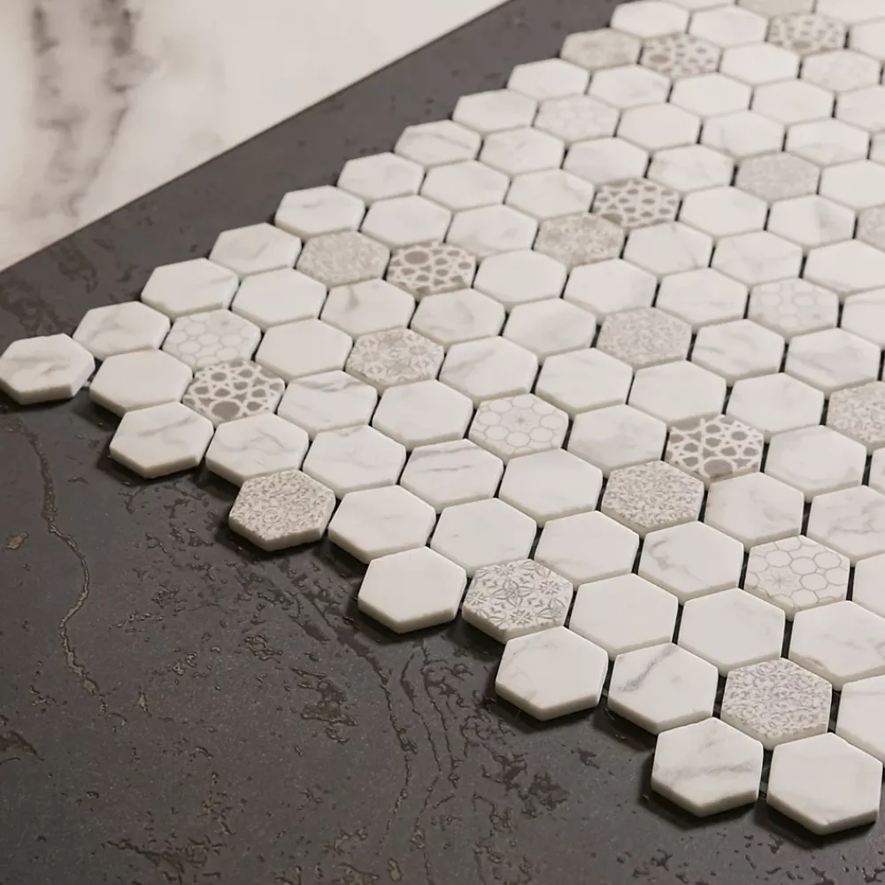 Ilcom Mosaïque de verre pressé antidérapant R11 sur maille pour salle de bain ou cuisine 52 cm x 34 cm - Hexa calacatta (0,166m²)- Mosaïque Pour Douche