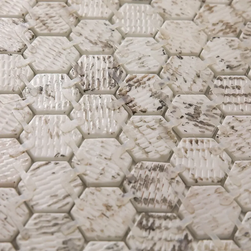 Ilcom Mosaïque de verre pressé antidérapant R11 sur maille pour salle de bain ou cuisine 52 cm x 34 cm - Hexa calacatta (0,166m²)- Mosaïque Pour Douche