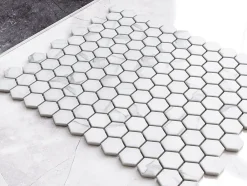 Ilcom Mosaïque sur résille pour salle de bain et cuisine en céramique 30 cm x 26 cm - Marble hive- Mosaïque Pour Douche