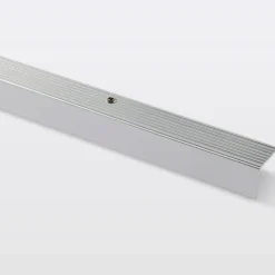 GoodHome Nez De Marche|Nez De Marche<Nez de marche en aluminium décor métal brillant 25 x 20 x 900 mm.