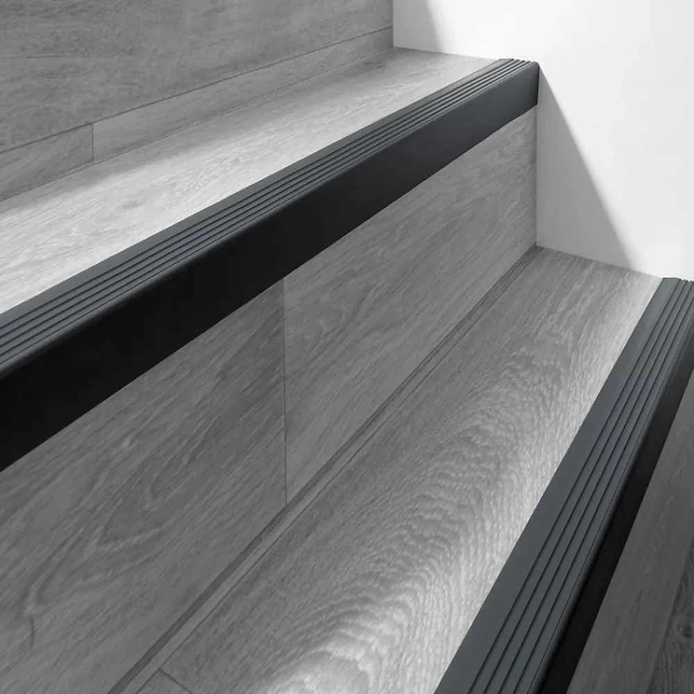 Quest Nez de marche PVC 50x42mm, , profilé d'escalier RGP, auto-adhésif, antidérapant, d'escalier-protection, gris foncé, 1.5m- Nez De Marche|Nez De Marche