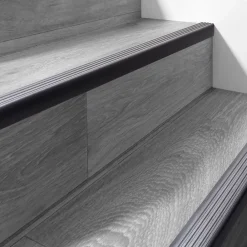Quest Nez de marche PVC 50x42mm, , profilé d'escalier RGP, auto-adhésif, antidérapant, d'escalier-protection, noir-argent, 1.5m- Nez De Marche|Nez De Marche