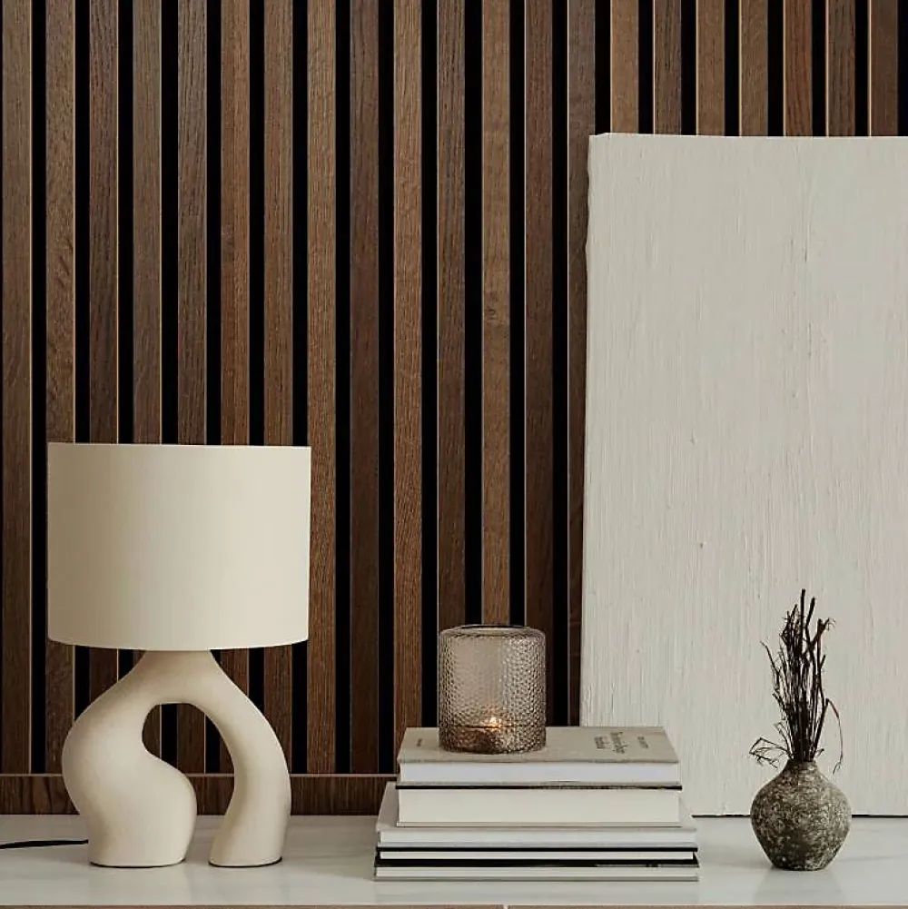 Decoon Panneau tasseaux bois 250 x 30 x 1cm - Lamelles chêne foncé véritable fond noir - 0,75m²- Panneau Tasseau Bois
