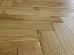 GoodHome Parquet Massif|Parquet Chevron<Parquet massif à coller Visby bâtons rompus en chêne huilé blond