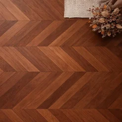 Dileci Parquet massif chêne français, Point de Hongrie / Chevron 600x120x15 mm, Teinte foncée Élégante -- Parquet Chevron|Voir Tous Les Parquets