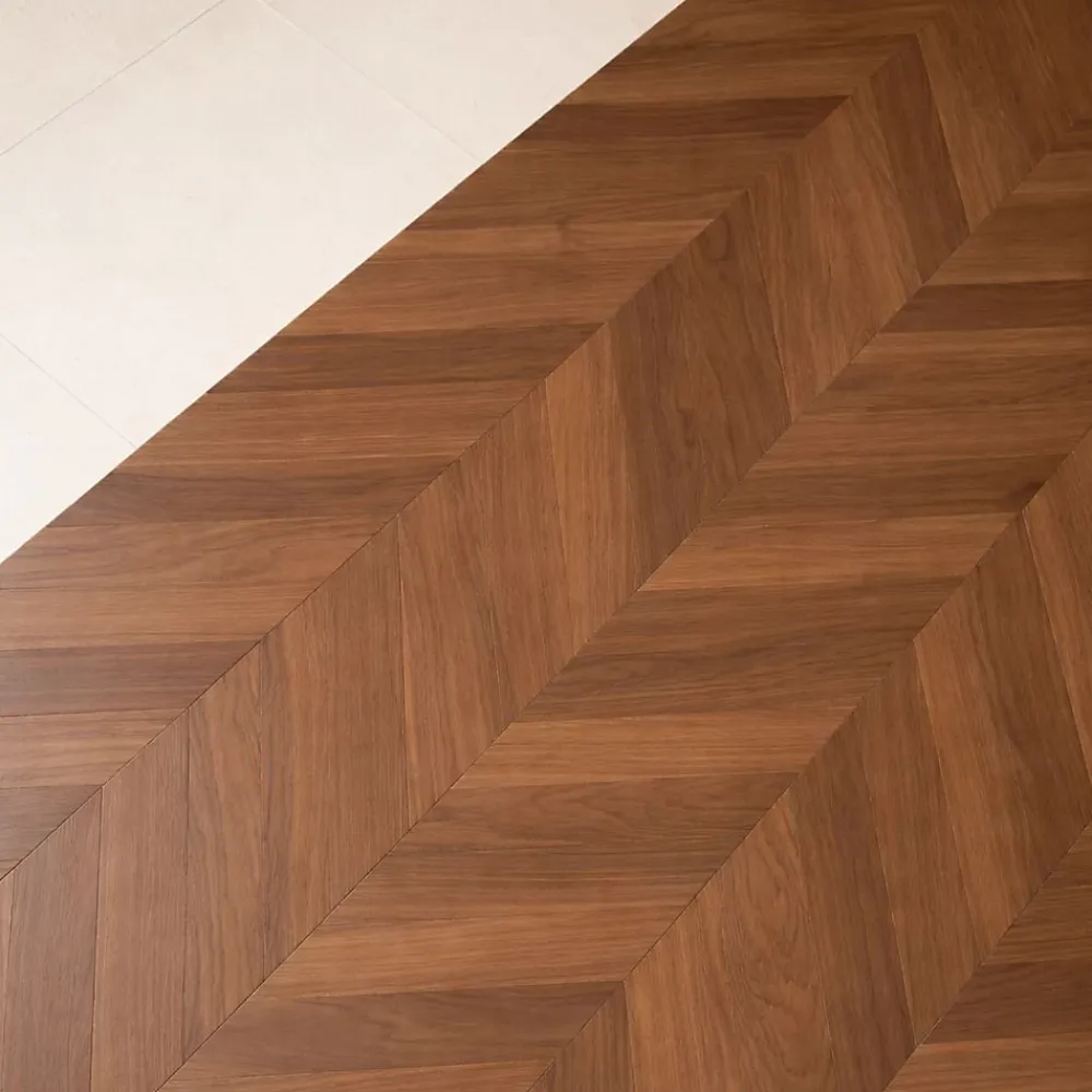 Dileci Parquet massif chêne français, Point de Hongrie / Chevron 600x120x15 mm, Teinte foncée Élégante -- Parquet Chevron|Voir Tous Les Parquets