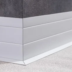 Quest Plinthe de finition W3 en PVC 4,en,1 95 mm, baguette autocollante, masquante, plinthe souple pour sol et mur, gris foncé, 10 m- Plinthe Pour Sol En Vinyle Et Pvc