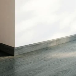 GoodHome Plinthe Pour Parquet Et Stratifié|Plinthe Bois<Plinthe en MDF, résistant à l'eau coloris gris anthracite 220 x 8 cm Décor 105 (vendue à la pièce)