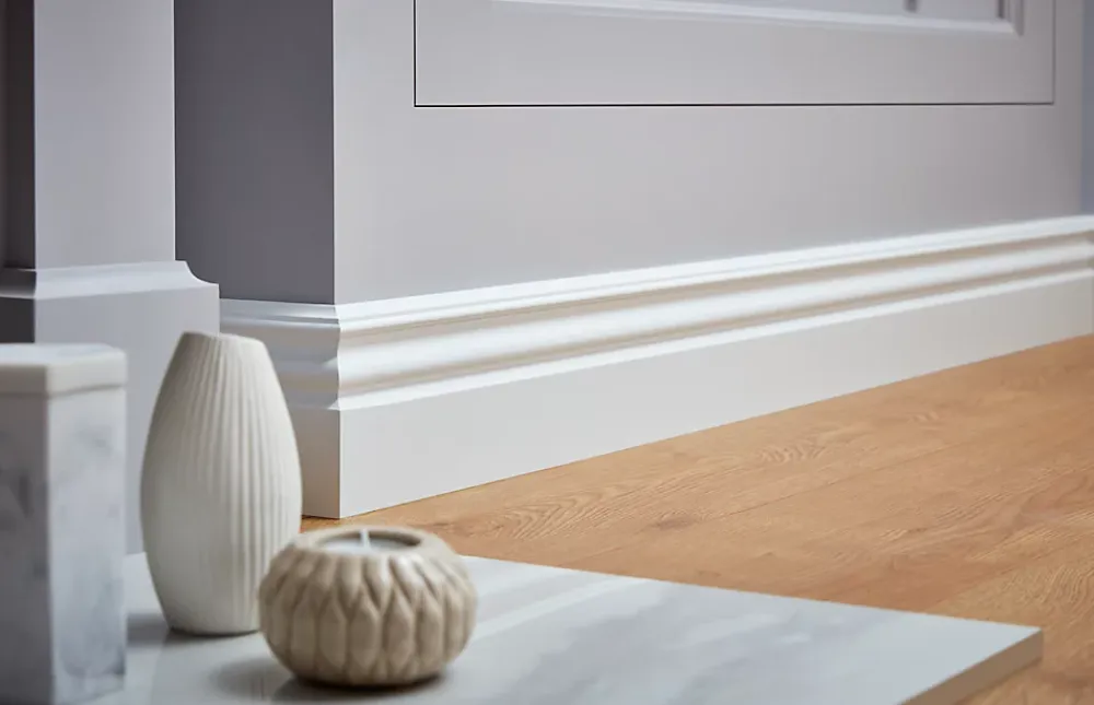 GoodHome Plinthe Pour Parquet Et Stratifié<Plinthe MDF Blanc 220 x 12 cm Décor 10 (vendue à la pièce)