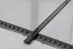Ilcom Profilé Carrelage<Profilé décoratif C en acier inoxydable pour carrelage Noir satiné - 40 mm x 2440 mm x 0,65 ep.