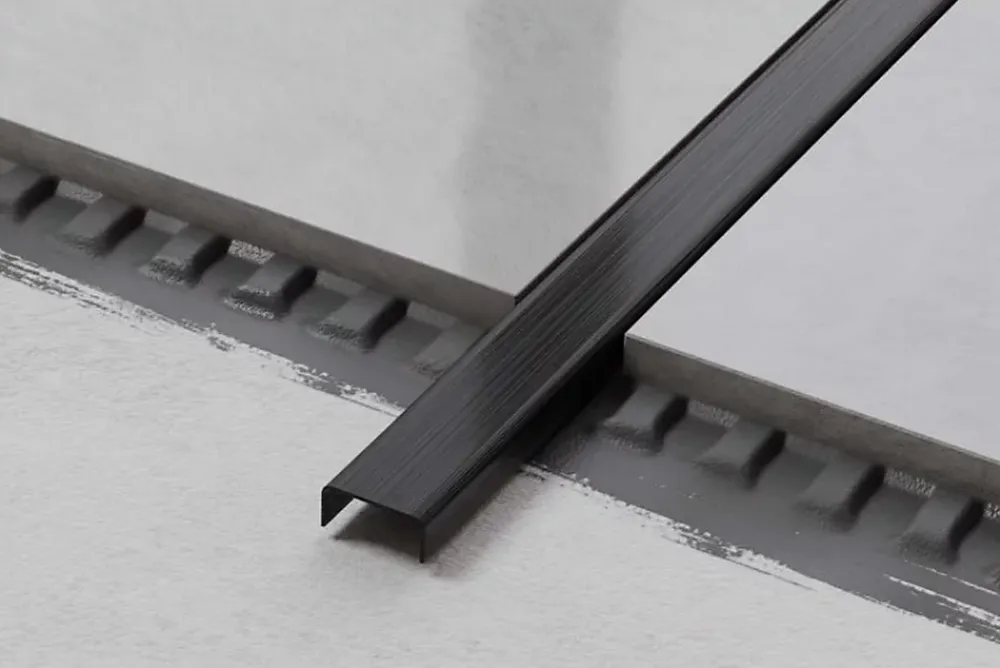 Ilcom Profilé Carrelage<Profilé décoratif C en acier inoxydable pour carrelage Noir satiné - 10 mm x 2440 mm x 0,65 ep.