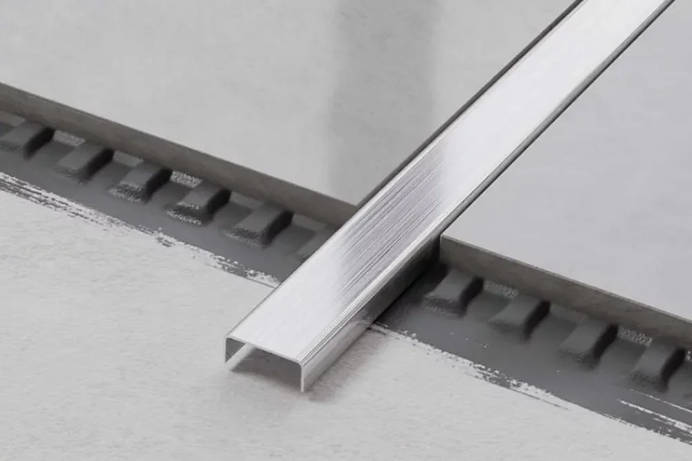 Ilcom Profilé décoratif C en acier inoxydable pour carrelage Argent satiné - 40 mm x 2440 mm x 0,65 ep.- Profilé Carrelage