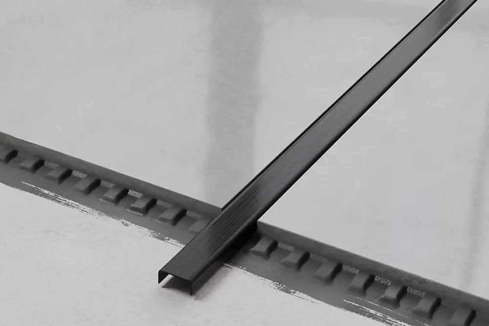 Ilcom Profilé Carrelage<Profilé décoratif C en acier inoxydable pour carrelage Noir satiné - 40 mm x 2700 mm x 0,65 ep.