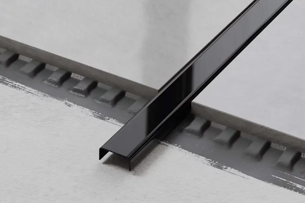 Ilcom Profilé Carrelage<Profilé décoratif C en acier inoxydable pour carrelage Noir poli - 20 mm x 2700 mm x 0,65 ep.