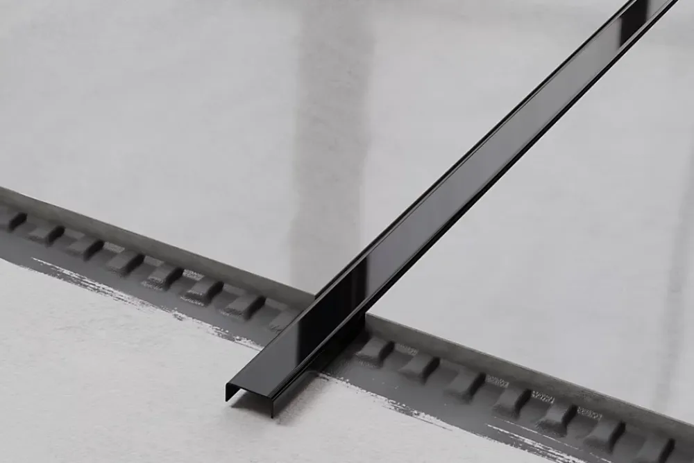Ilcom Profilé Carrelage<Profilé décoratif C en acier inoxydable pour carrelage Noir poli - 20 mm x 2700 mm x 0,65 ep.