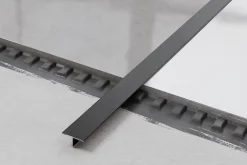 Ilcom Profil décoratif T en acier inoxydable pour couvrir jonction Noir satiné - 20mm X 10mm X 2440mm- Profilé Carrelage