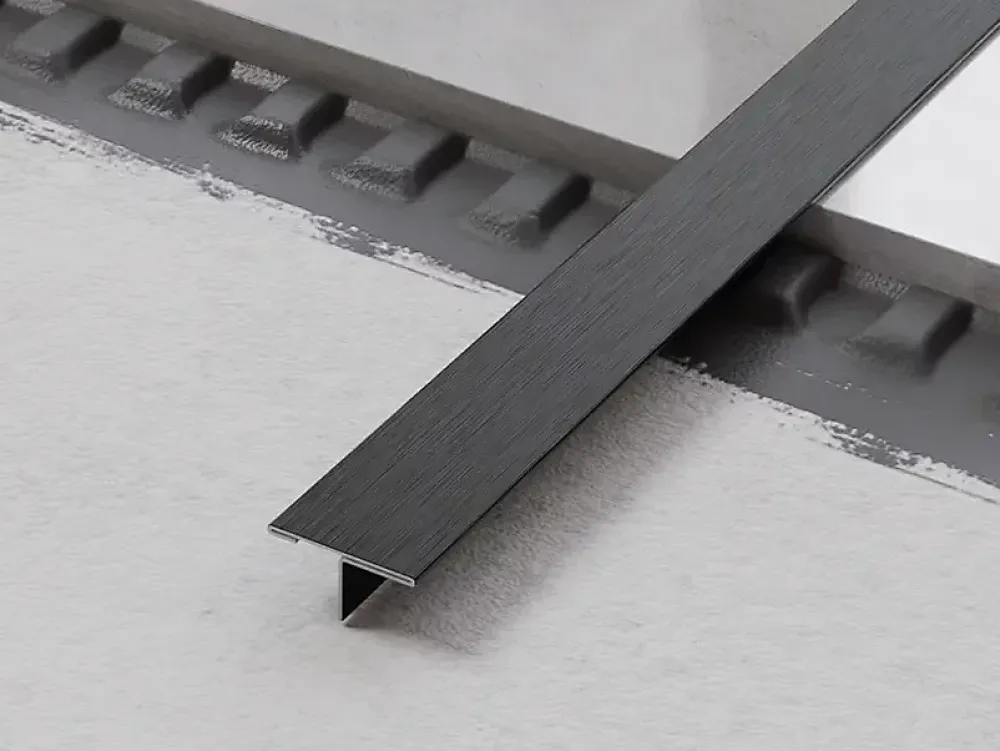 Ilcom Profil décoratif T en acier inoxydable pour couvrir jonction Noir satiné - 20mm X 10mm X 2440mm- Profilé Carrelage
