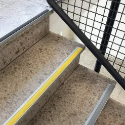 Floordirekt Seuil d'escalier Avec simple caoutchouc Power Grip Longueur: 100 cm Autocollant Gris- Profilé De Rénovation De Marche